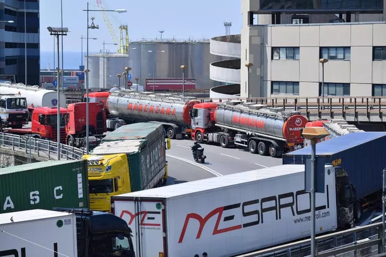 Sciopero autotrasportatori, il Governo convoca un tavolo al Ministero: fissato l