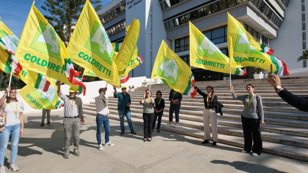 sit in coldiretti calabria su caro carburante davanti alla sede del consiglio regionale