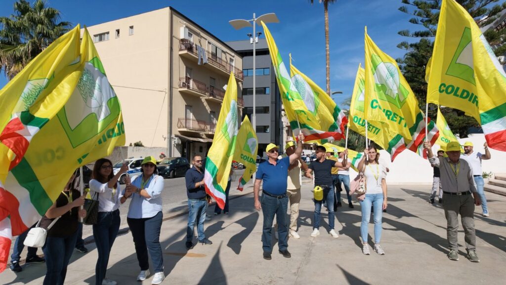 sit in coldiretti calabria su caro carburante davanti alla sede del consiglio regionale