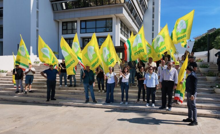 Reggio Calabria, l’urlo di Coldiretti contro il caro carburante: sit-in alla sede del Consiglio Regionale, “cosa chiediamo per poter andare avanti”
