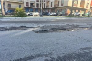strada piena di buche a villa san giovanni
