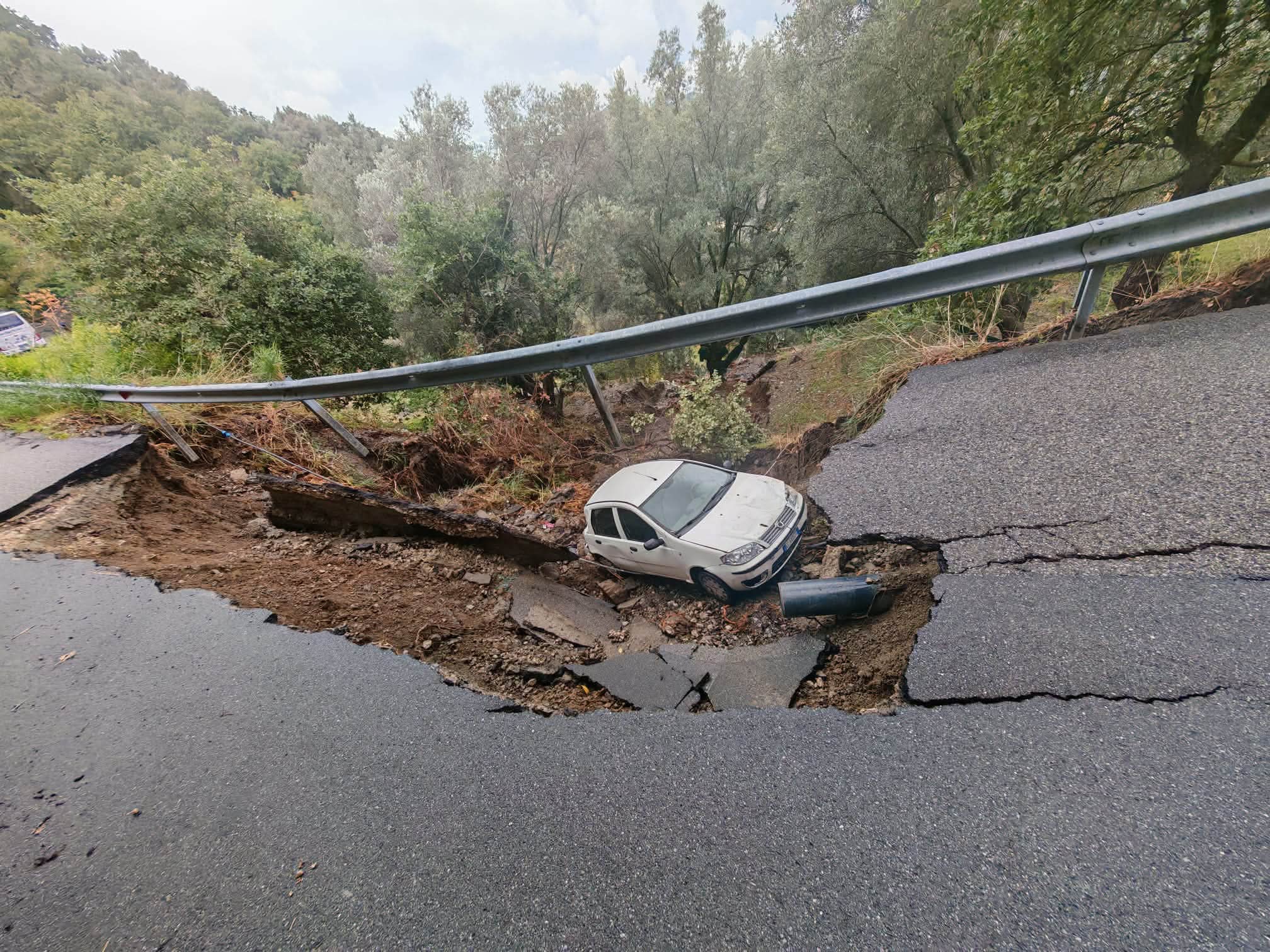 Maltempo a Reggio Calabria, auto inghiottita da una voragine: la strada cede sot