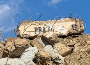trave scritta prato tra i detriti del cantiere per i lavori allo stadio ceravolo di catanzaro