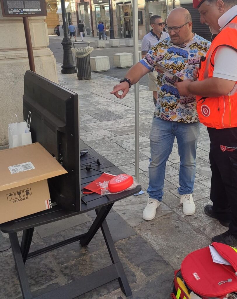un soccorritore mostra il video dell'Ordine