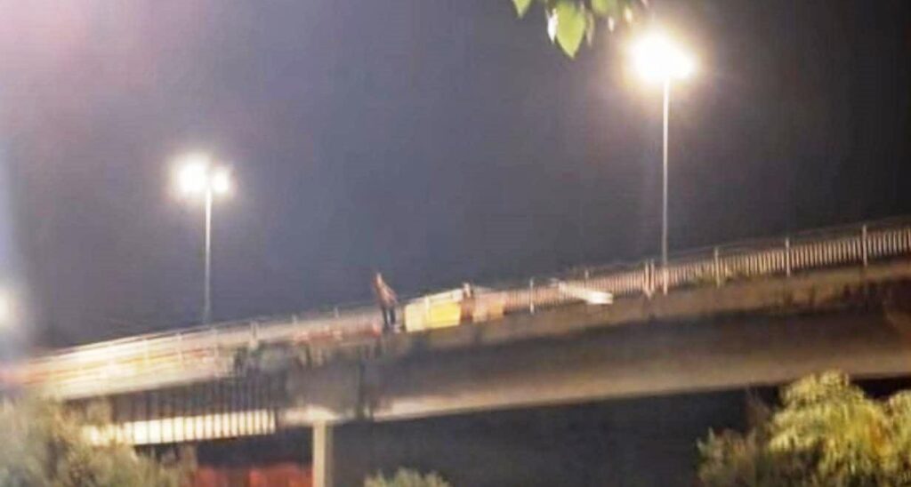 uomo cerca il suicidio dal ponte di sant'anna