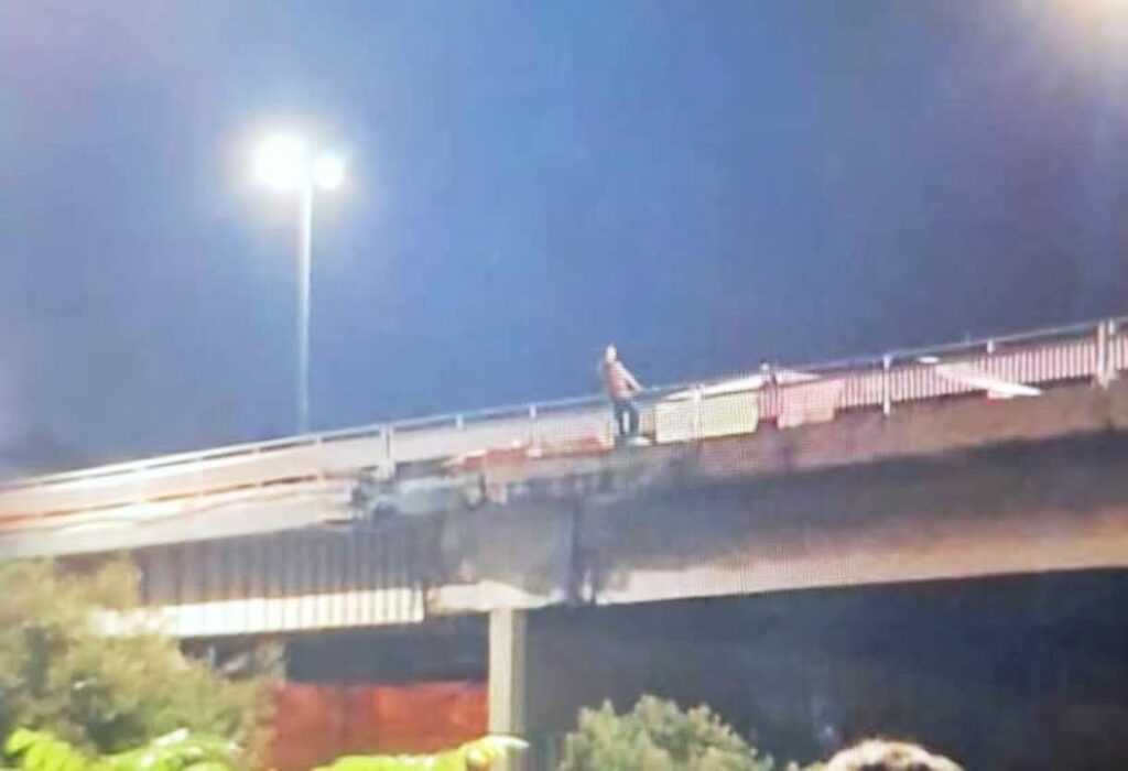 uomo cerca il suicidio dal ponte di sant'anna